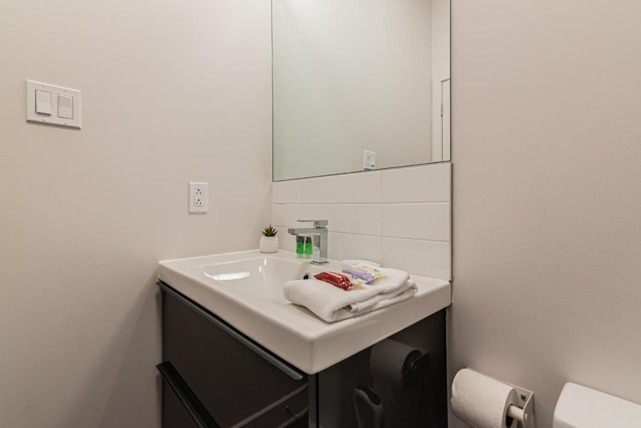 2 Bedroom Luxury In The Mile End By Den Stays Montréal Dış mekan fotoğraf