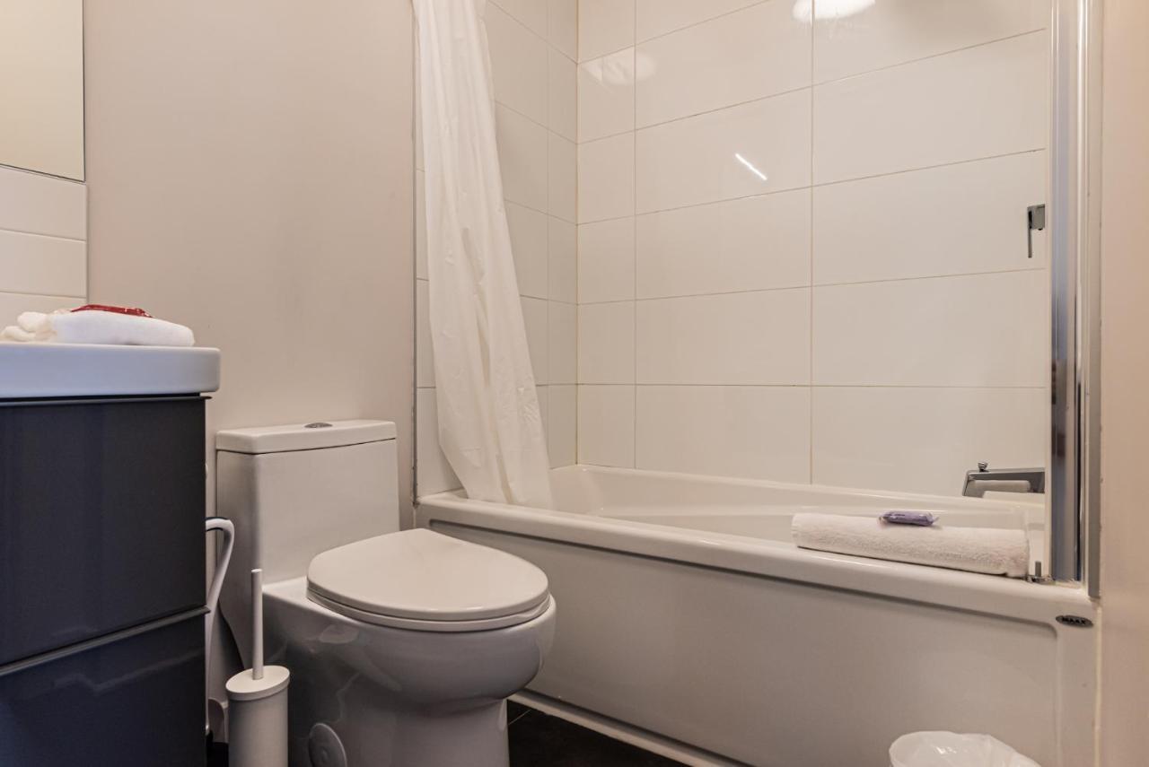 2 Bedroom Luxury In The Mile End By Den Stays Montréal Dış mekan fotoğraf